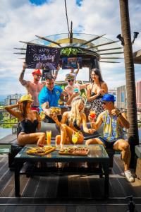 安吉利斯安洁拉斯海滩俱乐部酒店的一群人坐在船上的桌子旁