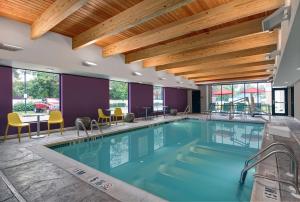 博登镇Home2 Suites By Hilton Bordentown的一座带桌椅的酒店游泳池