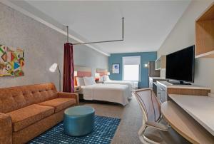 博登镇Home2 Suites By Hilton Bordentown的酒店客房,配有床和沙发