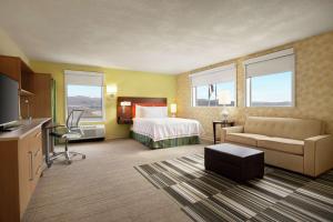 埃尔科Home2 Suites By Hilton Elko的酒店客房,配有床和沙发