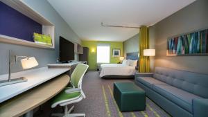 弗洛伍德Home2 Suites By Hilton Jackson Flowood Airport Area的酒店客房,配有床和沙发
