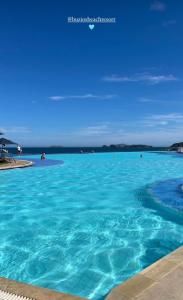 布希奥斯Búzios beach resort的享有蓝色大泳池的景色