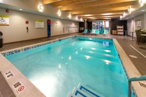纽瓦克Home2 Suites By Hilton Newark Airport的在酒店房间的一个大型游泳池