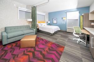 纽瓦克Home2 Suites By Hilton Newark Airport的酒店客房,配有床和沙发