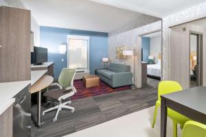 纽瓦克Home2 Suites By Hilton Newark Airport的酒店套房的 ⁇ 染,设有客厅