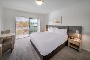 萨拉曼德湾Oaks Port Stephens Pacific Blue Resort的酒店客房设有一张床和一个阳台。