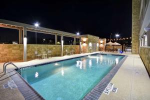 休斯顿Home2 Suites Houston Westchase的夜间在酒店的游泳池