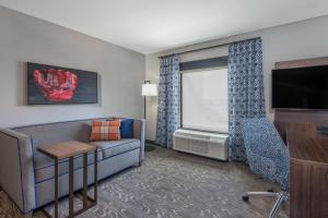 韦恩堡Hampton Inn & Suites Fort Wayne Downtown的带沙发和平面电视的客厅