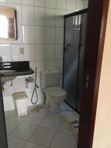 里奥迪孔塔斯Casa De Benedictis Rio de Contas的一间带卫生间和淋浴的浴室