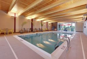 黑格斯敦Home2 Suites By Hilton Hagerstown的游泳池位于酒店客房内,