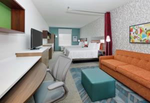 黑格斯敦Home2 Suites By Hilton Hagerstown的酒店客房,配有床和沙发