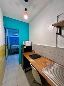 韦拉克鲁斯Suites Brisa Marina - Playa Regatas y Malecón的厨房设有木台和蓝色的墙壁