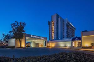 盖瑟斯堡DoubleTree by Hilton Washington DC North/Gaithersburg的享有大楼的夜间景致