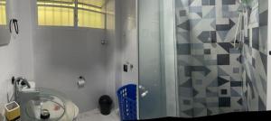 圣维森特岛Apartamento em Ilha Porchat的带淋浴的浴室和玻璃门