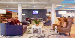 温泉城DoubleTree by Hilton Hot Springs的大堂配有沙发、椅子和桌子