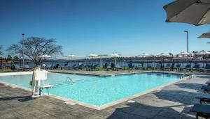温泉城DoubleTree by Hilton Hot Springs的一个带椅子和遮阳伞的大型游泳池
