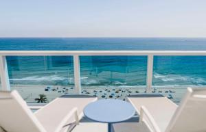 劳德代尔堡Hotel Maren Fort Lauderdale Beach, Curio Collection By Hilton的阳台享有海景,配有椅子和海滩