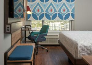 劳德代尔堡Tru By Hilton Fort Lauderdale Downtown-Flagler Village的一间医院房间,配有床、椅子和窗户