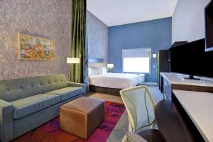 威奇托Home2 Suites by Hilton Wichita Northeast的酒店客房设有一张沙发和一张床
