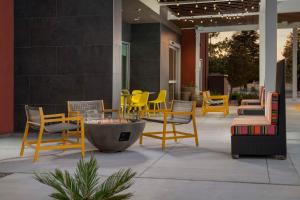 克洛维斯Home2 Suites By Hilton Clovis Fresno Airport的庭院里摆放着桌椅