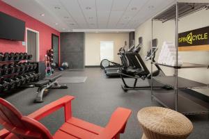 克洛维斯Home2 Suites By Hilton Clovis Fresno Airport的健身房设有有氧器材和红色墙壁