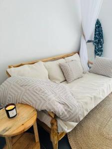 帕杰Island style 2-bedroom apartment with pool "Ilava Boma"的一张带枕头的床铺和一张桌子