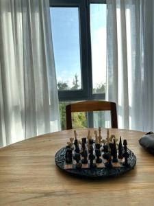 帕杰Island style 2-bedroom apartment with pool "Ilava Boma"的一张桌子上带棋盘的黑色板