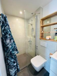 Island style 2-bedroom apartment with pool "Ilava Boma"的一间浴室