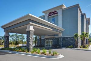 MacclennyHampton Inn And Suites Macclenny I-10的酒店前方的 ⁇ 染