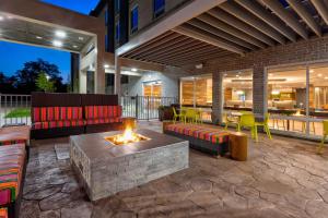 萨吉诺Home2 Suites By Hilton Saginaw, Mi的一个带沙发和火坑的庭院