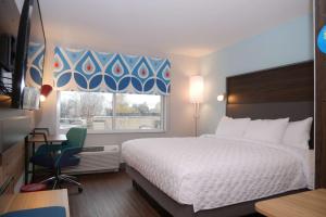钱伯斯堡Tru By Hilton Chambersburg的酒店客房设有床和窗户。