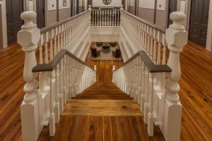 佛罗伦萨Hotel Florence, Tapestry Collection by Hilton的铺有木地板的白色栏杆楼梯
