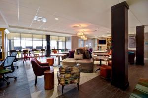 威奇托Home2 Suites Wichita Downtown Delano, Ks的客厅配有沙发、椅子和桌子