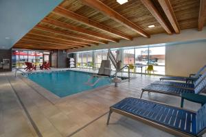威奇托Home2 Suites Wichita Downtown Delano, Ks的一座大型游泳池,里面设有蓝色长椅