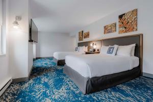 埃尔克哈特Hotel Elkhart, Tapestry Collection By Hilton的酒店客房设有两张床和一台平面电视。