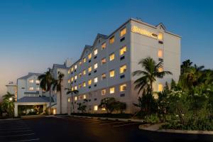 乔治敦Hampton by Hilton Grand Cayman Seven Mile Beach的一边有标志的酒店