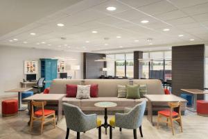 阿拉莫戈多Home2 Suites By Hilton Alamogordo White Sands的大堂配有沙发、椅子和桌子