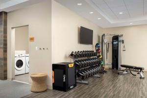 迈尔斯堡Home2 Suites by Hilton Fort Myers Airport的带健身房和洗衣机的客房