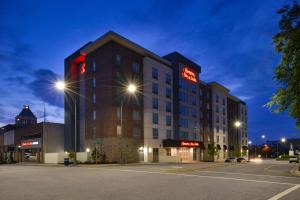 格林斯伯勒Hampton Inn & Suites Greensboro Downtown, Nc的夜间标有标志的酒店大楼