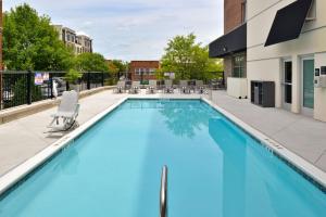格林斯伯勒Hampton Inn & Suites Greensboro Downtown, Nc的大楼内的一个蓝色海水游泳池