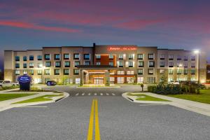 阿拉楚阿Hampton Inn & Suites Alachua I-75, FL的酒店前面的一个空停车位