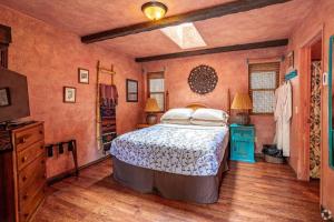 爱德怀Idyllwild Inn的一间卧室配有一张床,铺有木地板