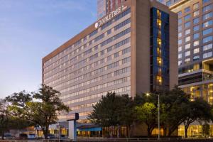 休斯顿DoubleTree by Hilton Houston Medical Center Hotel & Suites的一座大建筑,上面有标志