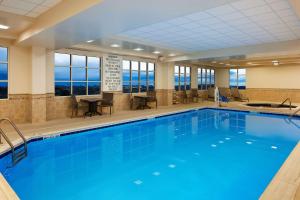 弗兰特罗亚尔弗朗特皇家蓝岭沙道斯快捷假日&套房酒店的大楼内一个蓝色的大型游泳池