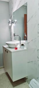 南雅拉瓜Quarto Luz的白色的浴室设有水槽和镜子