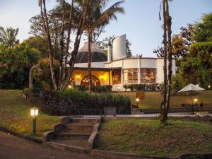 BellavistaRoyal Palm Galapagos, Curio Collection Hotel by Hilton的前面有棕榈树的房子