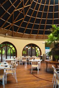 BellavistaRoyal Palm Galapagos, Curio Collection Hotel by Hilton的一间带桌椅和天花板的用餐室