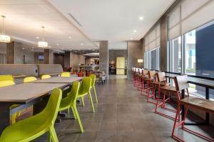 加尔维斯敦Home2 Suites Galveston, Tx的用餐室设有桌椅和窗户。