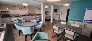 多斯韦尔道明国王戴斯酒店的餐厅内带桌椅的用餐室