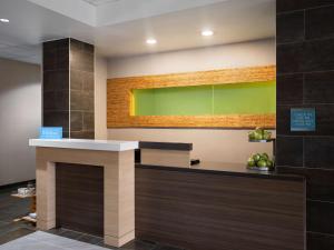 印第安纳波利斯Home2 Suites by Hilton Indianapolis - Keystone Crossing的大堂酒吧,设有绿色的墙壁